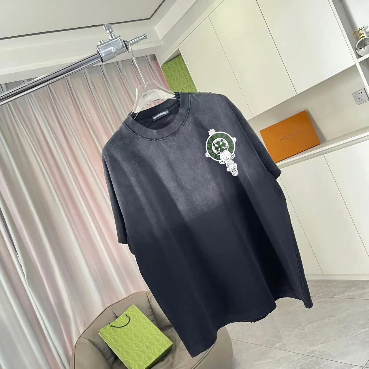 🅿️190 ch Crow* 2025 summer new style, washed, faded, worn, Sanskrit cross print, short-sleeved T-shirt, customized fabric 320g, same style for men and women, size: S M L XL XXL five sizes, color: black, gray, gradient black, gradient red